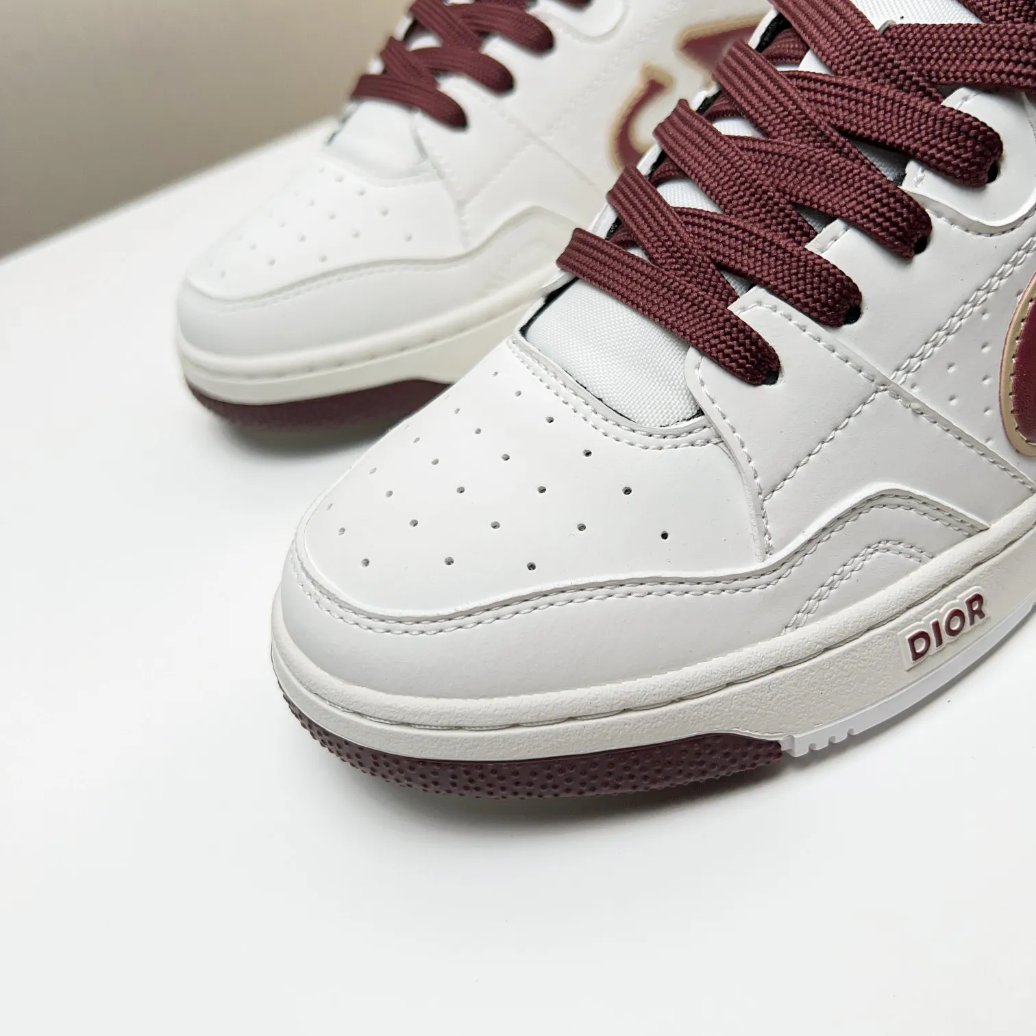 Factory price: 420💰Dior B57 low-top sneakers 2025 spring men's series new product launch [Celebrate][Celebrate][Celebrate], reinterpret basketball shoe design and become Dior's classic single product [strong][strong][strong], carefully crafted in black and cream white smooth cowhide, with beige suede, leather C shown on the side D logo, tongue, sole and back side are decorated with various distinctive details to enhance the style[666][666], while eyelet details, topstitching and rubber panels highlight the dynamic charm of its athletic style[strong][strong][strong]. It has a two-color rubber sole, which can be matched with various clothing to create a refined look. Size: 38 to 44, customized 45